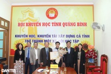 Khen thưởng nam sinh giành vòng nguyệt quế tuần của Đường lên đỉnh Olympia