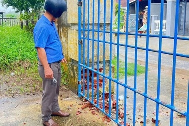 Sét đánh vỡ cổng trường học