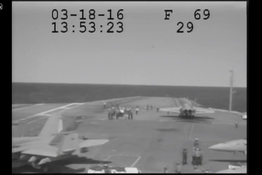 Khoảnh khắc phi cơ Mỹ suýt lao xuống biển khi hạ cánh xuống tàu sân bay