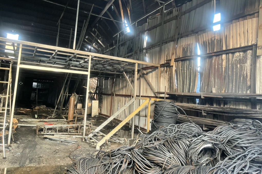 Hơn 40 cảnh sát khống chế vụ cháy nhà xưởng rộng 1.500m2 ở Hà Nội - 5 Hơn 40 cảnh sát khống chế vụ cháy nhà xưởng rộng 1.500m2 ở Hà Nội - 5