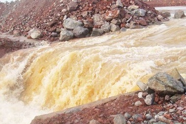 Vỡ kênh dẫn dòng thủy điện Sêrêpôk 4A: “Do kẹt phay chắn xả tràn”