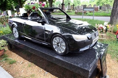 Mô hình xe BMW nằm trên mộ phần