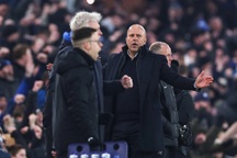 Vì sao HLV Arne Slot nhận thẻ đỏ ở trận derby với Everton?