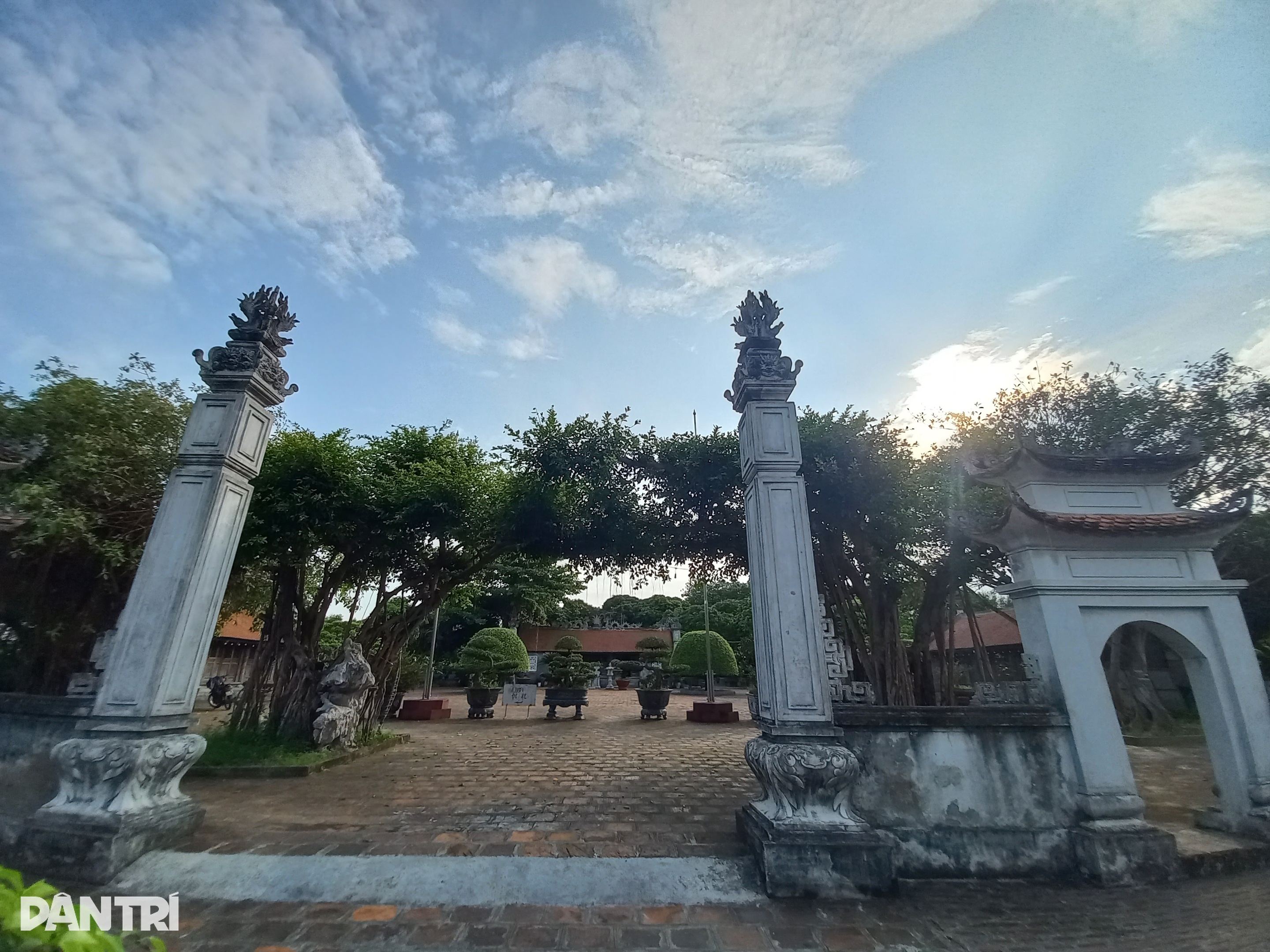 Bí ẩn ngôi mộ đá trong hậu cung đền thờ vị tướng đánh cướp biển - 7 Bí ẩn ngôi mộ đá trong hậu cung đền thờ vị tướng đánh cướp biển - 7