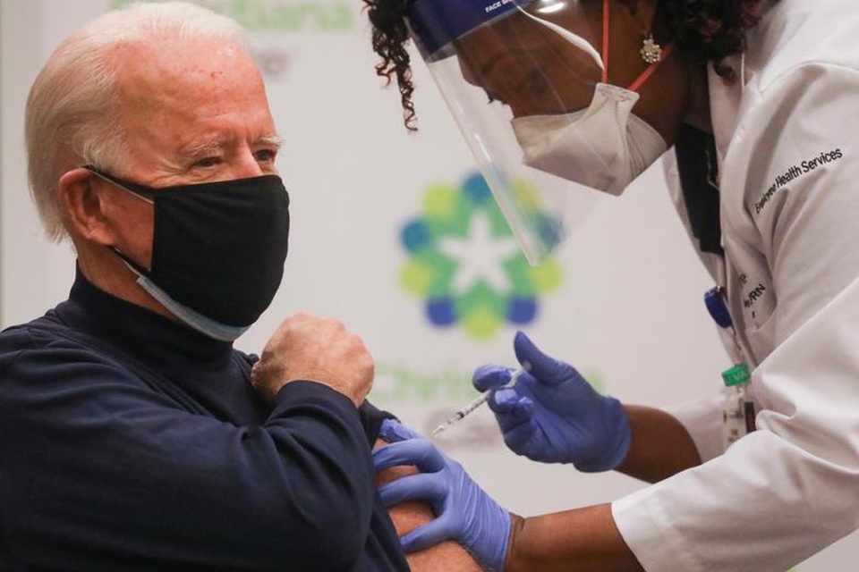 Ông Biden tiêm vắc xin trên truyền hình, dành lời có cánh cho ông Trump - 1 Ông Biden tiêm vắc xin trên truyền hình, dành lời có cánh cho ông Trump - 1