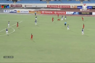 Sầm Ngọc Đức vào bóng kiểu triệt hạ với cầu thủ Hải Phòng