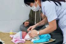 Tìm thân nhân trẻ sơ sinh bị bỏ rơi dưới cầu ở Long An