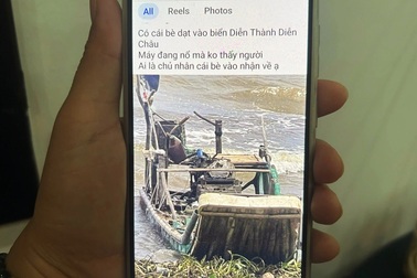 Bè mảng dạt vào bờ biển, động cơ hoạt động nhưng không thấy người lái