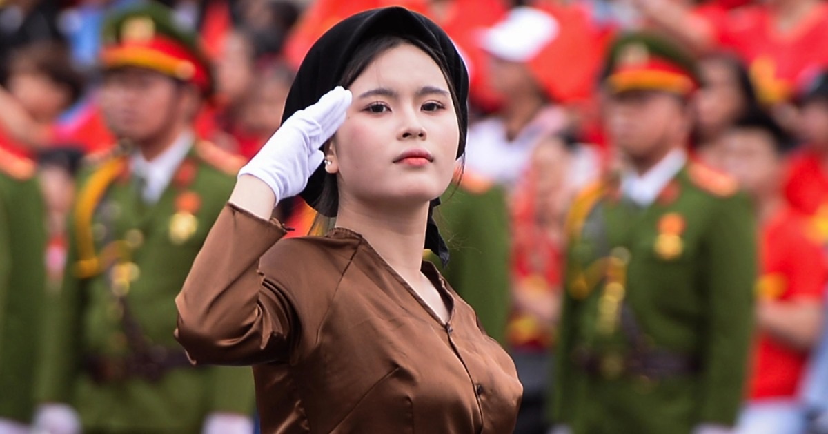 View - Các bóng hồng rạng rỡ trong lễ kỷ niệm 70 năm Giải phóng Hải Phòng | Báo Dân trí
