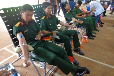 Hàng trăm cán bộ chiến sĩ tham gia hiến máu nhân đạo