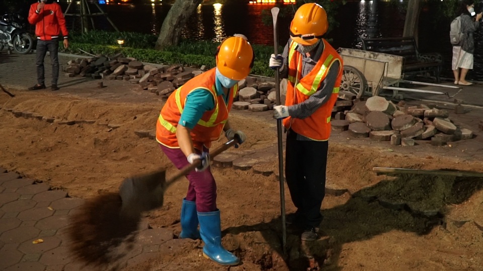 Hà Nội chôn ngầm 1600m cáp điện, lát lại vỉa hè quanh hồ Gươm - 7 Hà Nội chôn ngầm 1600m cáp điện, lát lại vỉa hè quanh hồ Gươm - 7