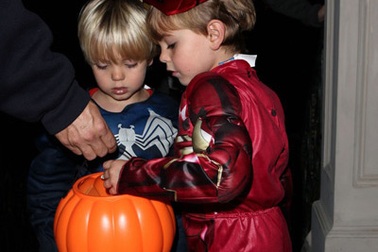 Ngắm hai quý tử đáng yêu nhà Britney chơi Halloween