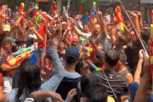 Hơn 200 người tử vong trong lễ hội té nước, Thái Lan "vỡ trận"