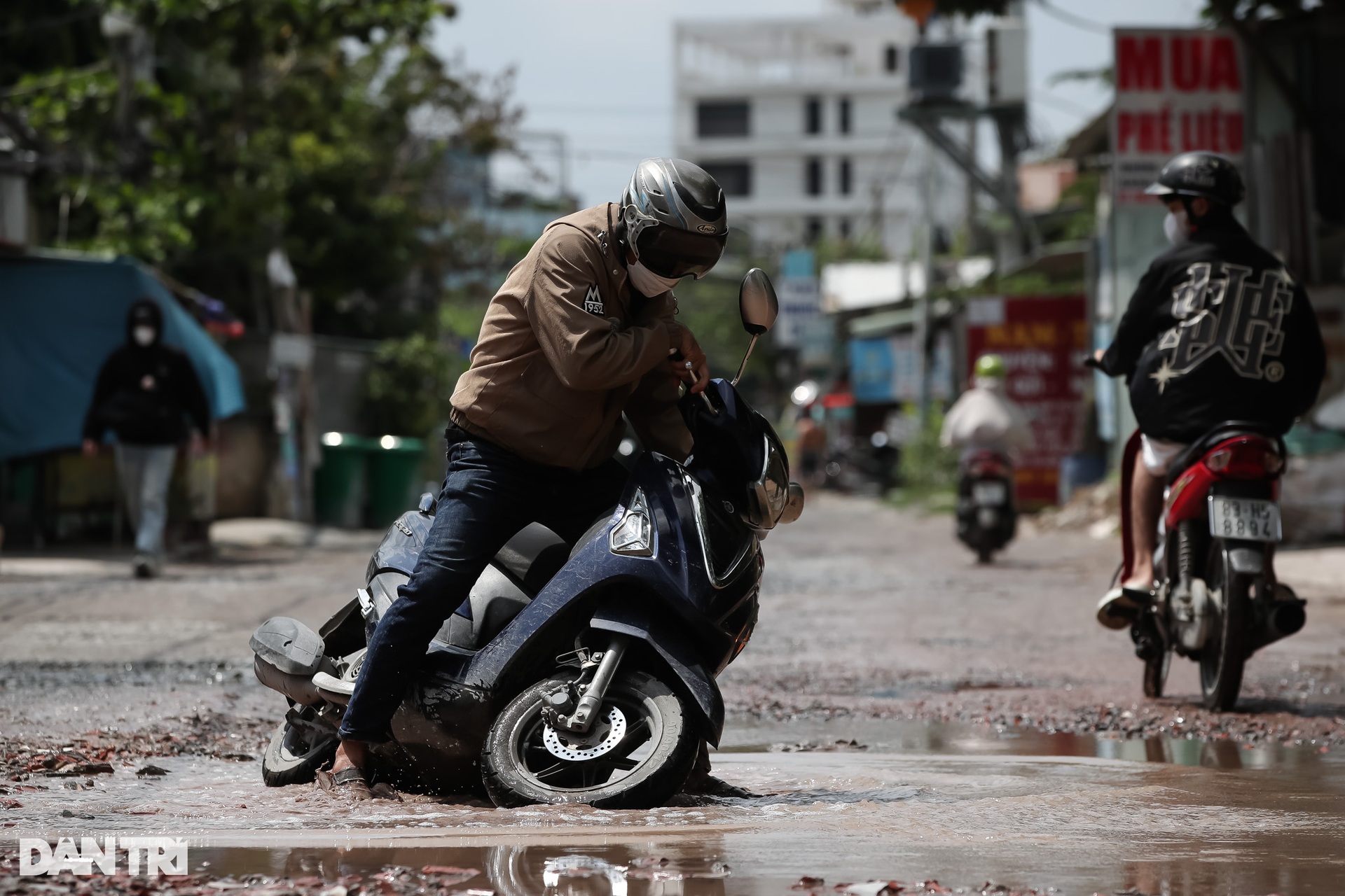 Con đường có hàng trăm ổ gà, hố bom khiến người dân ngao ngán ở TPHCM - 3 Con đường có hàng trăm ổ gà, hố bom khiến người dân ngao ngán ở TPHCM - 3
