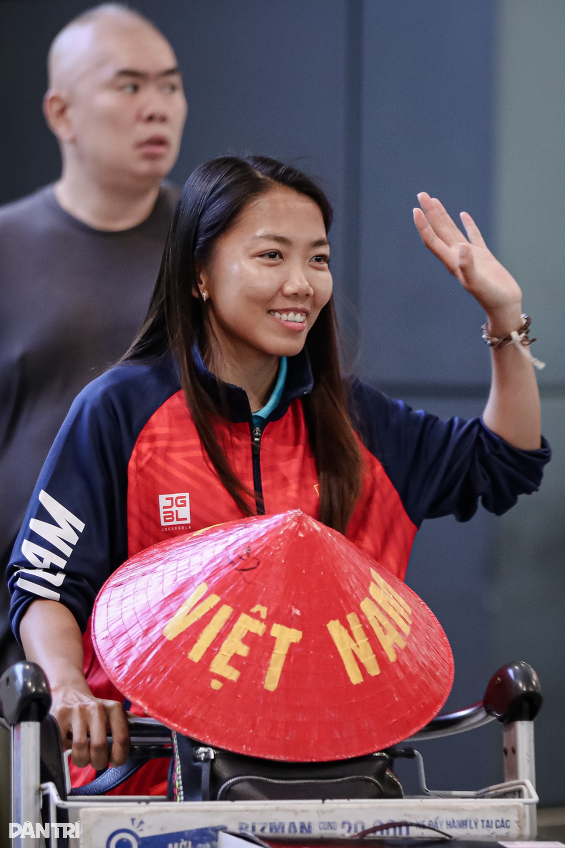 Tuyển nữ Việt Nam rạng rỡ trong ngày về nước  - 3