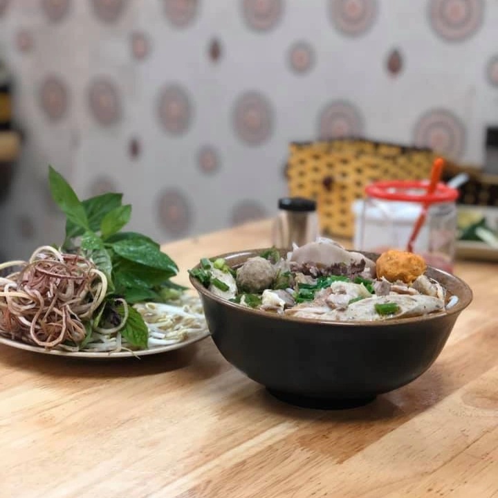 Hà Nội: Ăn hết bát bún mới thấy vật lạ, khách bức xúc vì thái độ nhân viên - 2