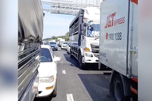 Kẹt hơn 20 phút vì đèn tín hiệu giao thông im lìm ở TPHCM