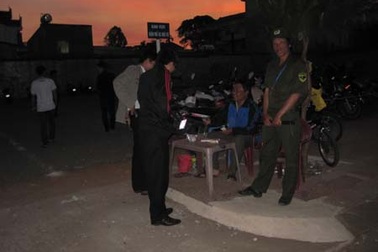 Cán bộ phường Tây Sơn “chặt, chém” giá giữ xe