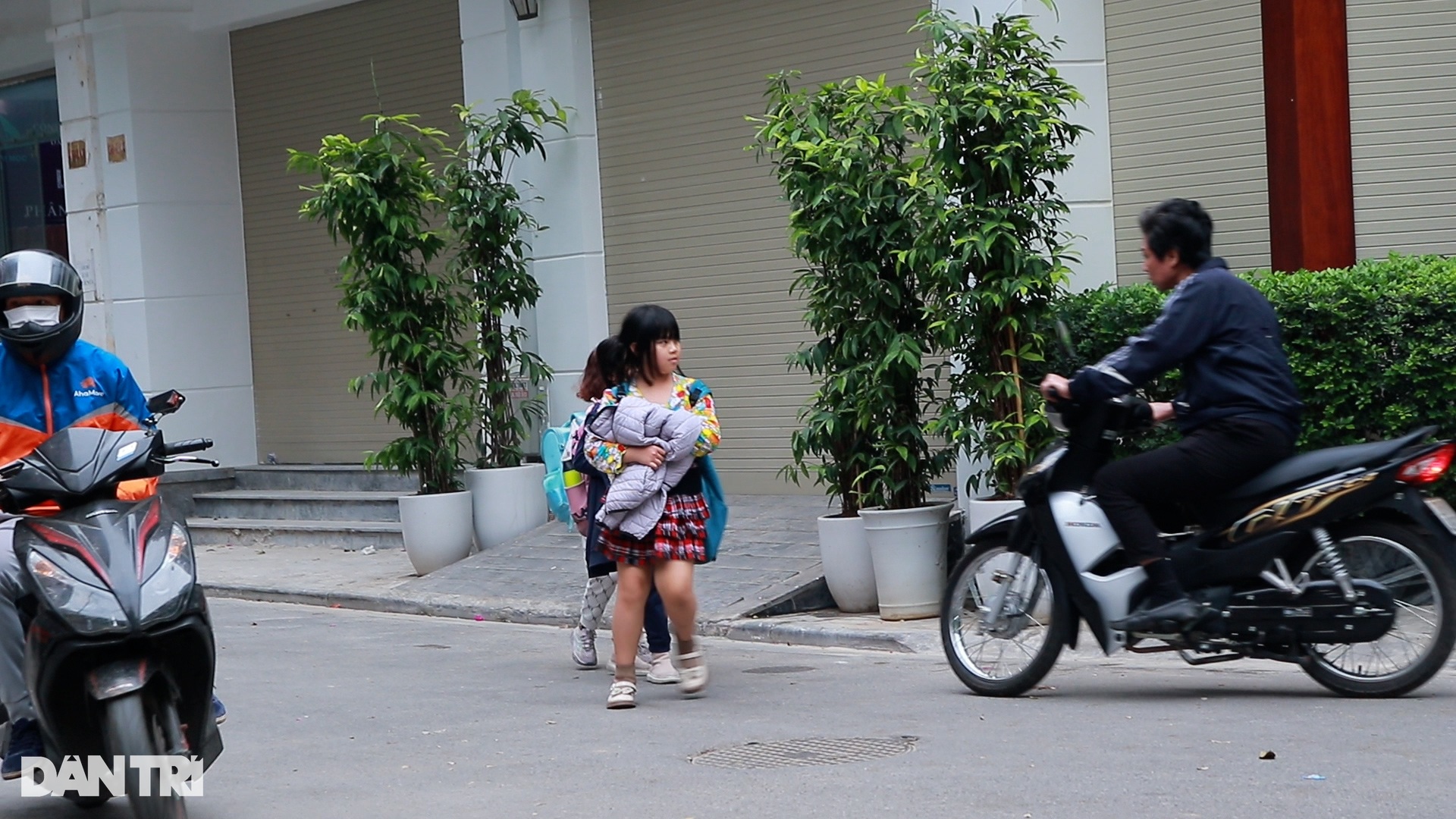 Hà Nội: Ô tô đỗ tràn lan trước cổng trường, học sinh luyện kỹ năng né xe - 3 Hà Nội: Ô tô đỗ tràn lan trước cổng trường, học sinh luyện kỹ năng né xe - 3