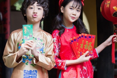 Ngắm “Cô bé triệu view” nhí nhảnh bên Gia Khiêm trong bộ áo dài Tết