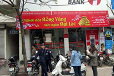 Hà Nội: Táo tợn ôm mìn giả xông vào cướp ngân hàng