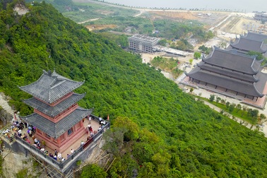 Độc đáo ngôi chùa có pho tượng Phật hồng ngọc nặng 4 tấn