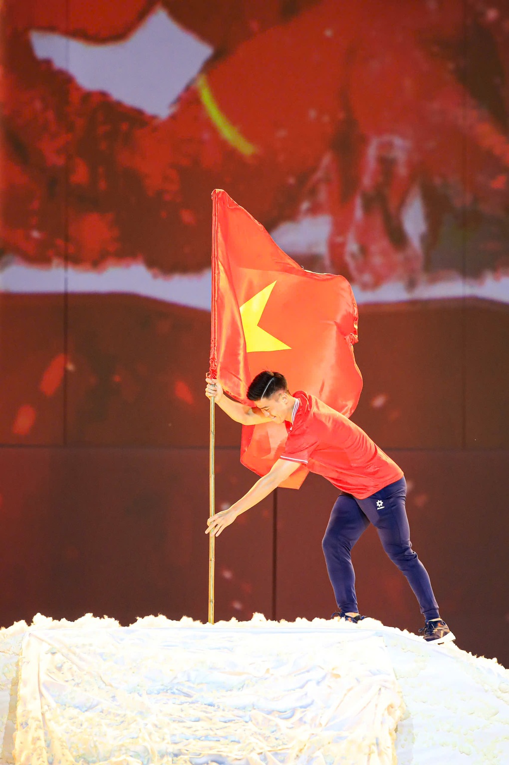 Duy Mạnh, Hai Long tái hiện những khoảnh khắc lịch sử của bóng đá Việt Nam - 1 Duy Mạnh, Hai Long tái hiện những khoảnh khắc lịch sử của bóng đá Việt Nam - 1