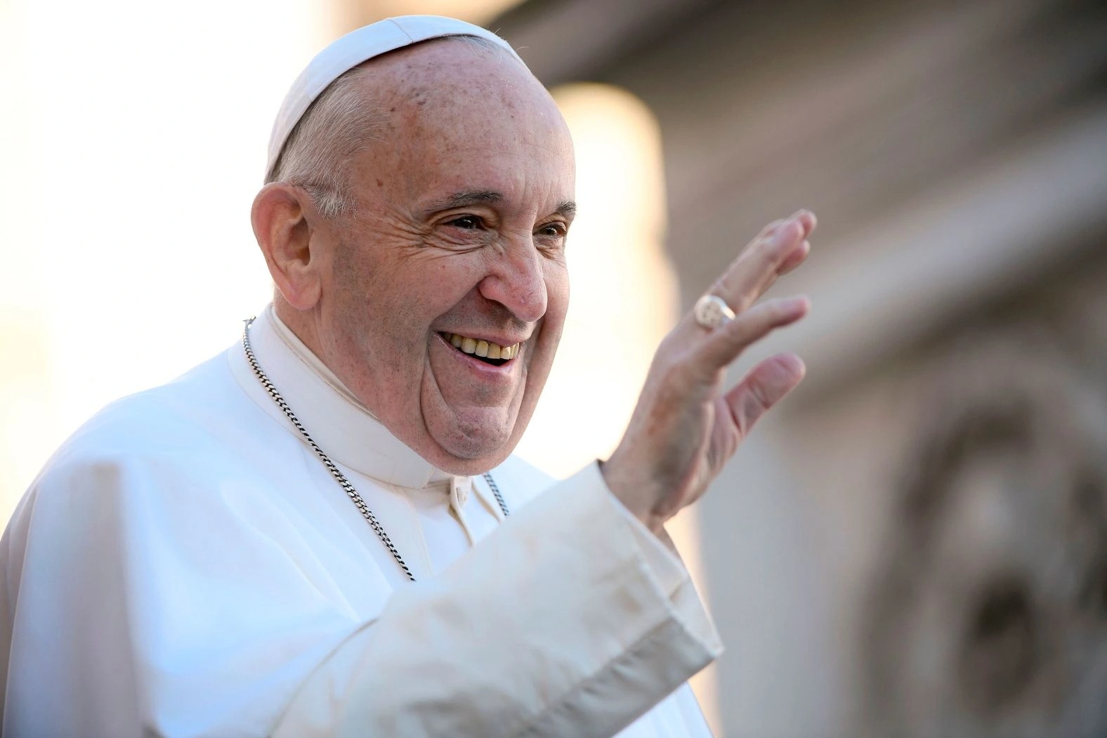 Giáo hoàng vẫy tay chào mọi người tại quảng trường St. Peter vào tháng 11/2018 (Ảnh: AFP).