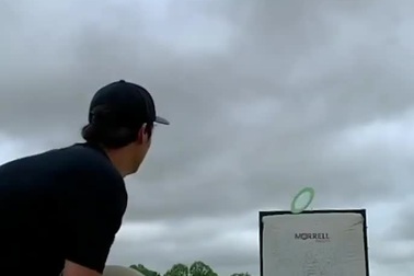 Thán phục chàng trai với kỹ năng bắn cung đầy điêu luyện