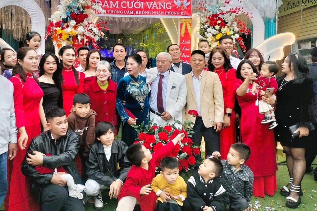 Đám cưới gây xôn xao của cụ ông 75 tuổi, có hơn 20 cháu, chắt - 5 Đám cưới gây xôn xao của cụ ông 75 tuổi, có hơn 20 cháu, chắt - 5