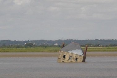 Sự thật đằng sau ngôi nhà kỳ quái nửa chìm, nửa nổi giữa dòng sông
