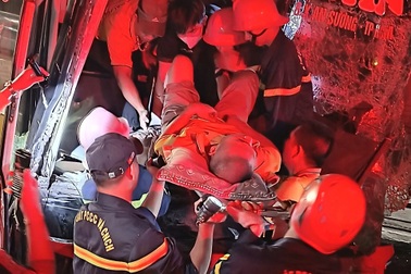 Xe khách va chạm xe tải, 43 người may mắn thoát nạn