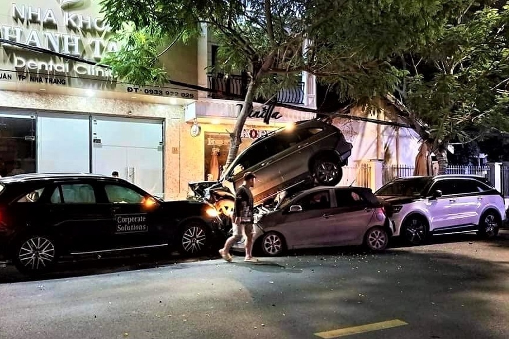 Hai ô tô xếp chồng lên nhau sau vụ tai nạn liên hoàn - 1 Hai ô tô xếp chồng lên nhau sau vụ tai nạn liên hoàn - 1