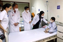 Phó Chủ tịch nước tặng quà trung thu cho bệnh nhi ung thư