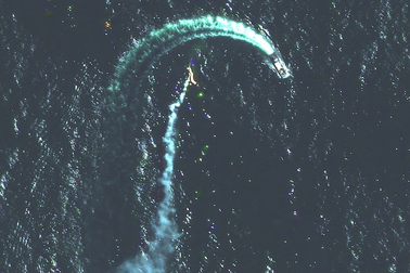 Tàu đổ bộ Nga gần đảo Rắn rẽ ngoặt, tránh tên lửa Ukraine trong "gang tấc"