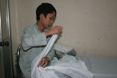 Em bé đánh giày ra viện cùng ước mơ làm đầu bếp