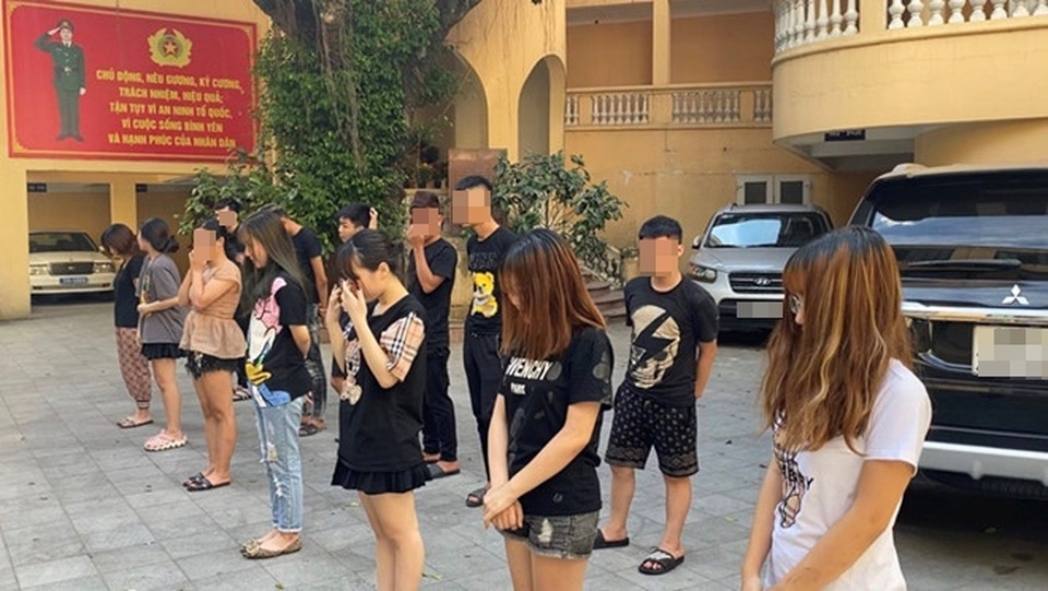 Hà Nội: Nhóm nam thanh, nữ tú đua xe, đâm trúng người đi đường - 1 Hà Nội: Nhóm nam thanh, nữ tú đua xe, đâm trúng người đi đường - 1