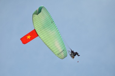 Mãn nhãn màn dù bay trong lễ nghinh Ông