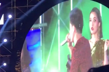 Khoảnh khắc sững sờ của Bích Phương khi bị "cướp micro" trên sân khấu"