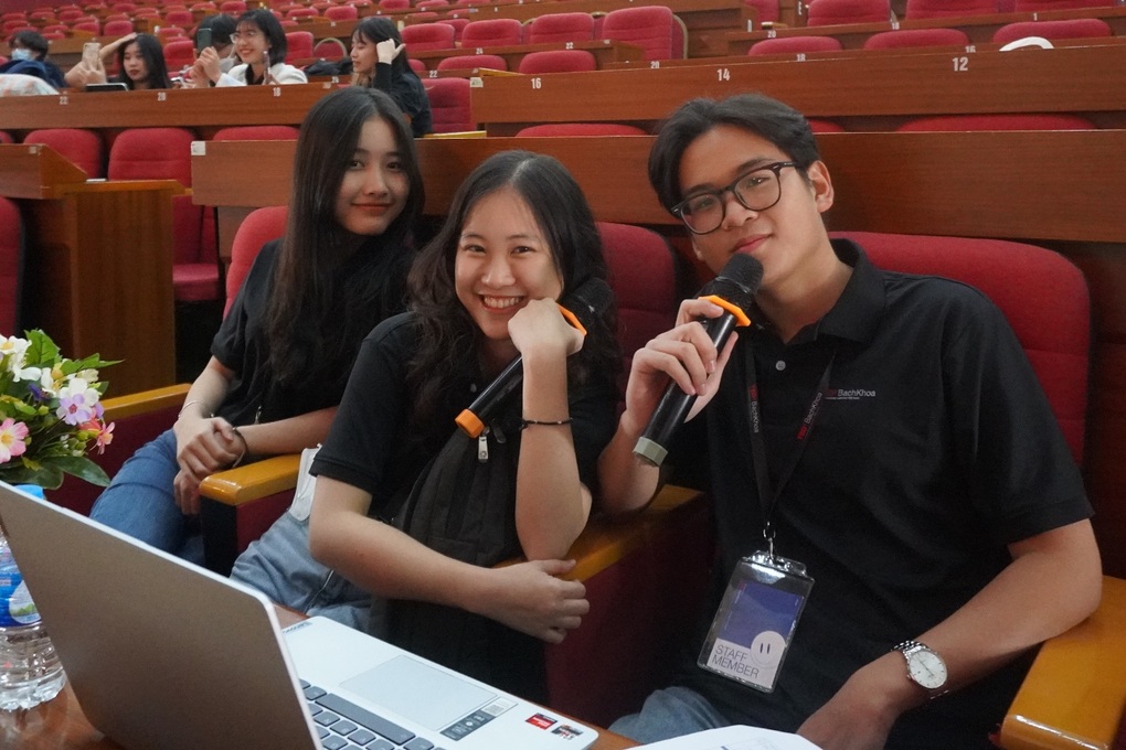 Nam vương Đại học Bách Khoa tập dựa lưng vào tường 30 phút để lấy dáng - 6 Nam vương Đại học Bách Khoa tập dựa lưng vào tường 30 phút để lấy dáng - 6