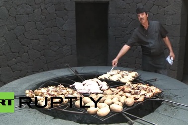 Nhà hàng kỳ lạ: Nướng thịt trên miệng núi lửa