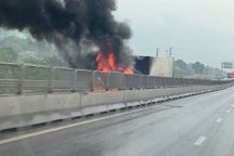 Xe đầu kéo bốc cháy trên cao tốc Nghi Sơn - Diễn Châu