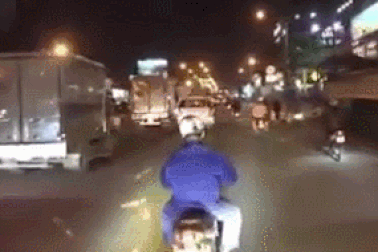 Kì lạ người đàn ông đi xe máy liên tục lạng lách, chặn đường xe cứu thương