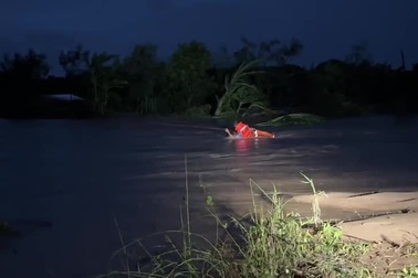 Kéo dây vượt dòng lũ dữ, cứu người dân bị nước lũ cô lập