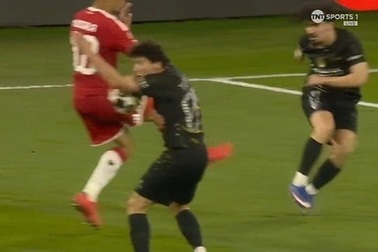 Điều luật ít người biết giúp PSG thoát khỏi phạt đền trước Bayern Munich