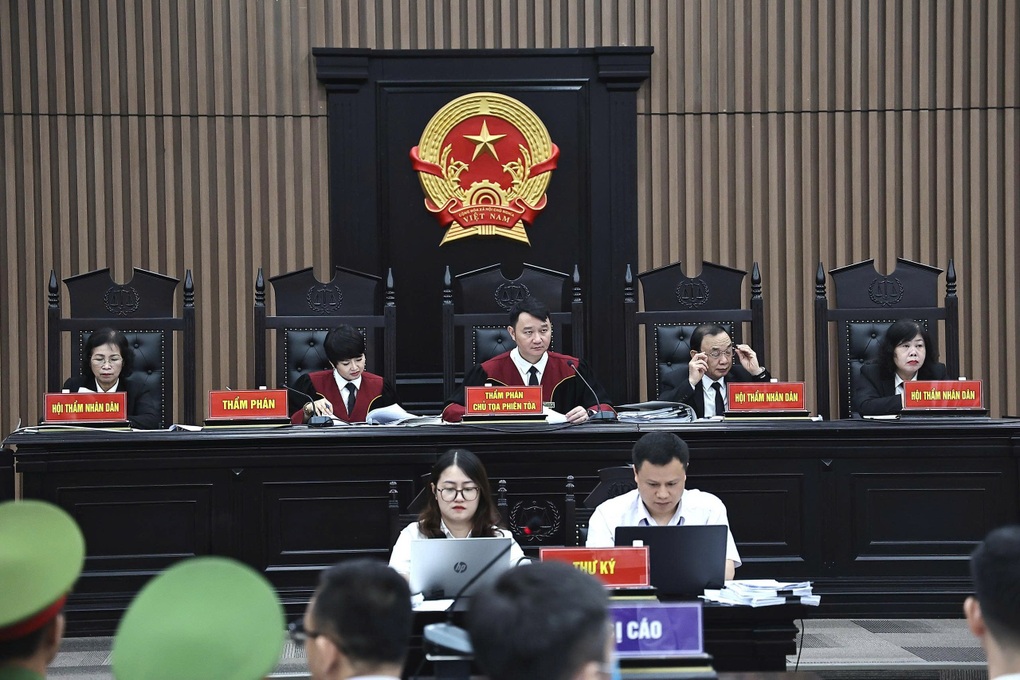 Bà Hoàng Thị Thúy Lan khai nhận tiền doanh nghiệp để giúp đỡ người nghèo - 2 Bà Hoàng Thị Thúy Lan khai nhận tiền doanh nghiệp để giúp đỡ người nghèo - 2