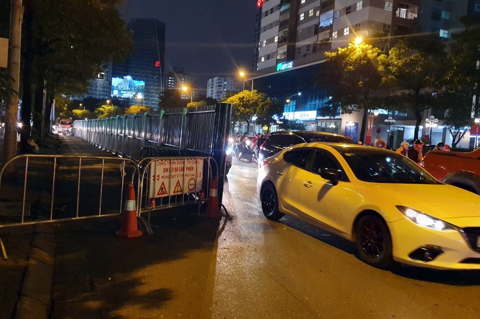 Hà Nội: Bị rào chắn làm hầm chui, đường Lê Văn Lương tắc nghiêm trọng - 1 Hà Nội: Bị rào chắn làm hầm chui, đường Lê Văn Lương tắc nghiêm trọng - 1