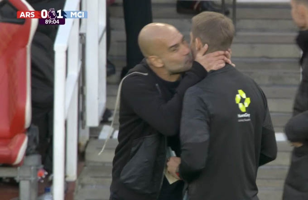 펩 과르디올라 감독, 심판에게 이상한 행동 보여 팬들 반응 - 1 HLV Pep Guardiola có hành động kỳ lạ với trọng tài, CĐV phản ứng - 1