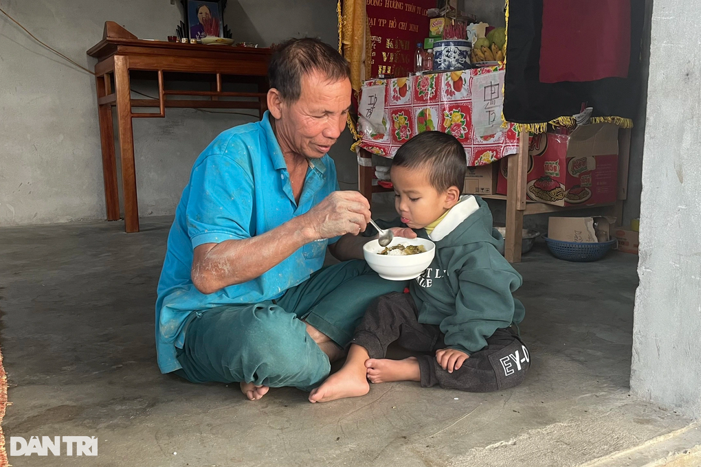 Mẹ bỏ đi, bố đột tử, bé trai 4 tuổi bơ vơ giữa ngày Tết - 6 Mẹ bỏ đi, bố đột tử, bé trai 4 tuổi bơ vơ giữa ngày Tết - 6