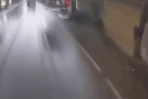 Tài xế giật mình đánh lái, ô tô tải lao đầu vào xe đối diện